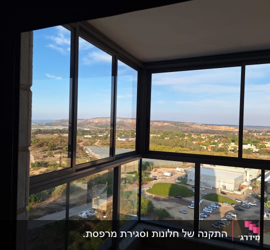 סגירת מרפסת פינתית באלומיניום וחלונות הזזה מזכוכית
